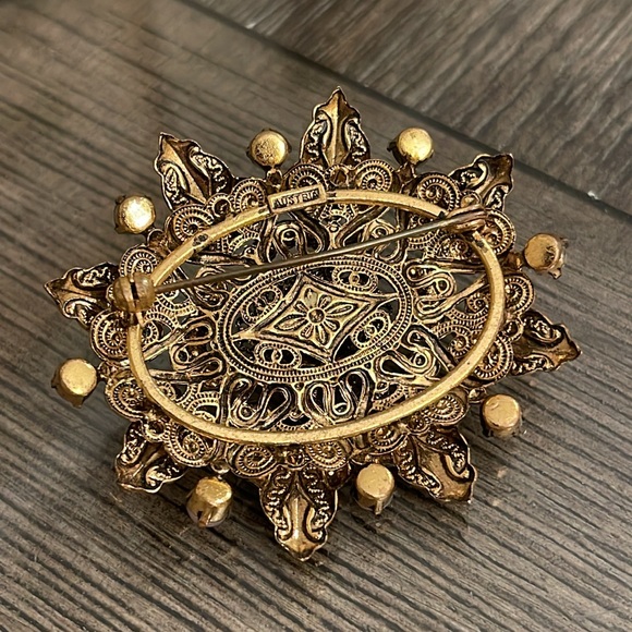 Vintage AUSTRIA Gold-tone Pin with Pink Glass Stones Art Glass Pink Cabochon - Picture 6 of 16